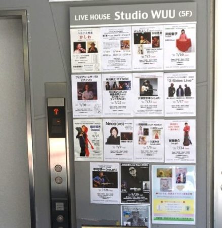 ライブ情報は、１階エレベーター横にも貼られています。べにりん情報もあります。