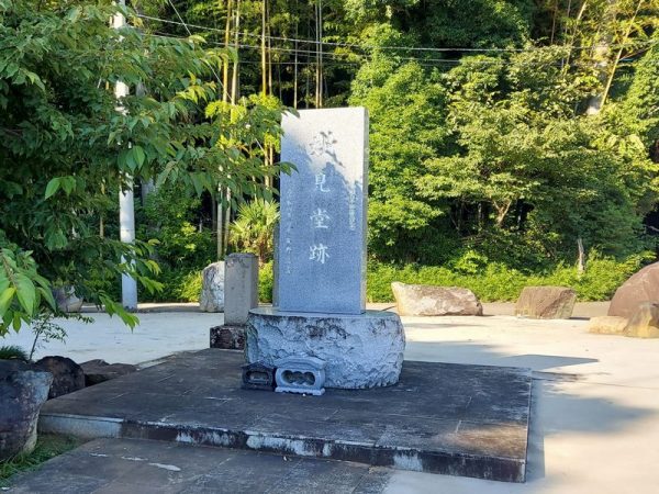 管理が難しくなったことから、妙見堂は昭和58年（1983年）に取り壊されてしまいましたが、平成14年（2002年）萬福寺に再建され、跡地にこの記念碑が建てられました。