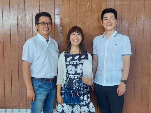 プロジェクト・メンバーの花島和宏さん（左）、築田善弘さん（右）と。「若い人たちが一緒にやってくれるから心強い」と押味さん。