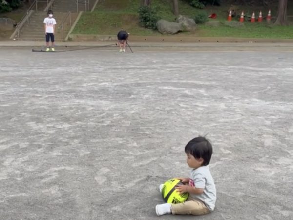 サッカーボール遊び