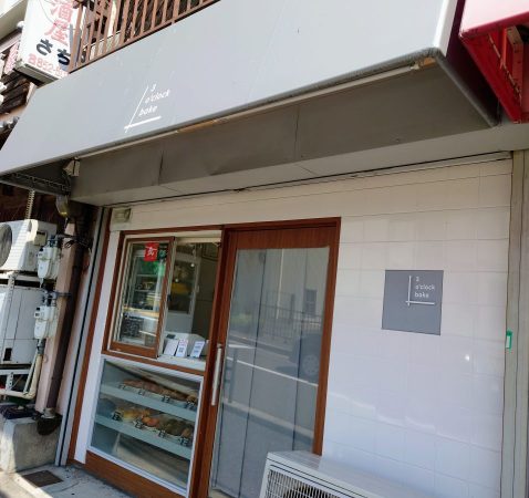 桜塚高校の前の道を少し東に行くとお店があります。