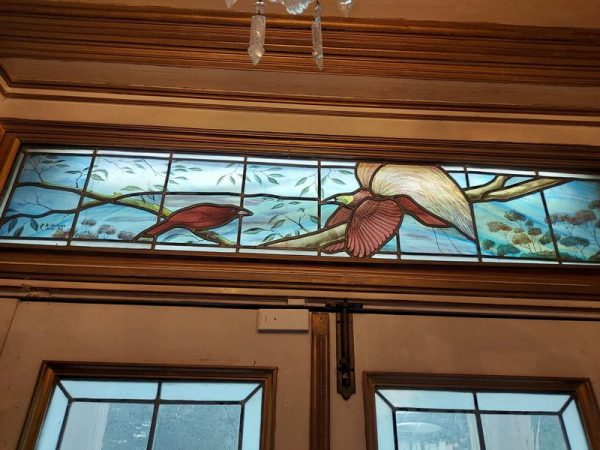玄関欄間のステンドグラスは、黒田長久氏が描いた極楽鳥の絵を、菊地健一氏が古典技法で制作したもの。