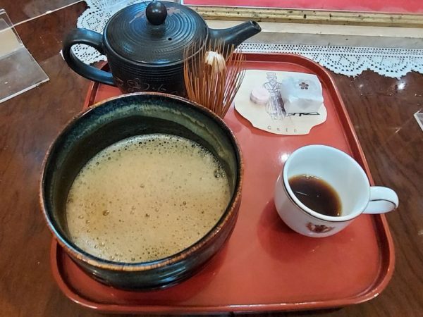 高丸氏はコーヒーを泡立てたのではないかと推測。茶道家でもある奥様が茶筅をさっと回し、やわらかくまろやかなコーヒーになりました。和三盆がまたよく合うんです！