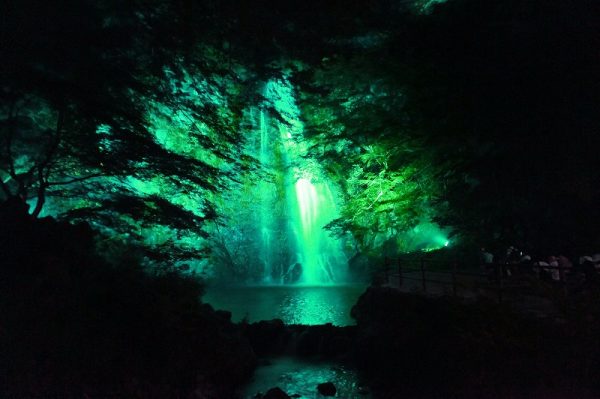 箕面 シルバーウイークに 箕面大滝ライトアップ と まちやまライブ が開催されます まちっと北摂