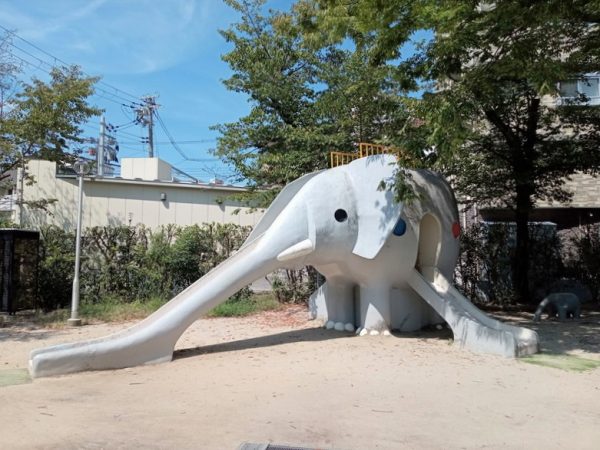 近くには象さんすべり台が人気の桜塚公園。気候のいい日にはここでお弁当を食べるのもありかも