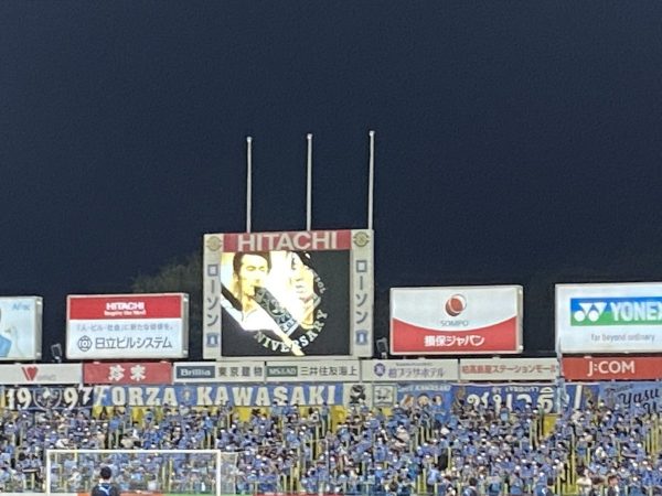 選手入場時にペンライトでスタジアムを黄色く照らす演出。川崎サポさんもプルーのライトを光らせていて、流石準備が良い！