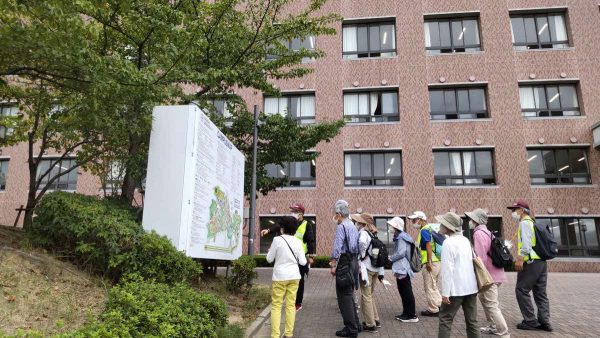 【写真】関西大学の広い構内を説明してもらいました。イエローの在学時代にはなかった 新しい校舎も。