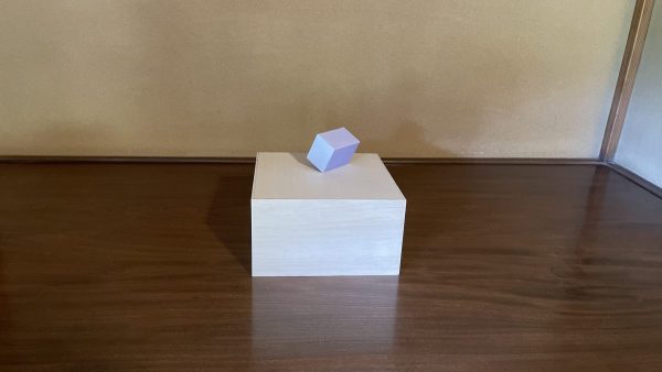 【nomena】立方体の小箱が転がり続けている作品