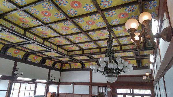 【写真】千里寺。本堂は、京都御所に建てられた建物を関西大学に移築され講堂・武道館として使用された後、譲り受け再度移築されたそうです。お寺とシャンデリアの組み合わせが新鮮！