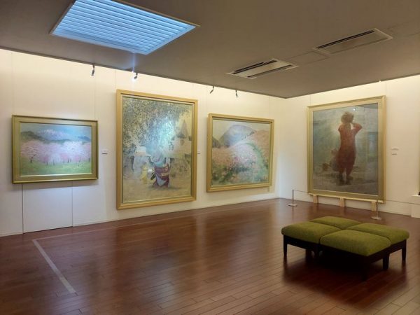 右側が、日本美術院大観賞を受賞した代表作の「川風」（2001年）。カシミール地方の女性が描かれています。