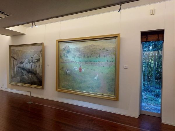 手前から「放牧の丘」（2019年）、「紹興雨余」（1993年）。倉島氏の絵と外の景色が一体化して、穏やかな空間を作っています。