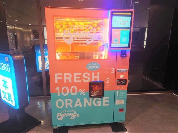 「Feed Me Orange」オレンジジュース自動販売機江坂１