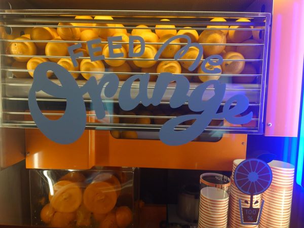 「Feed Me Orange」オレンジジュース自動販売機オレンジ
