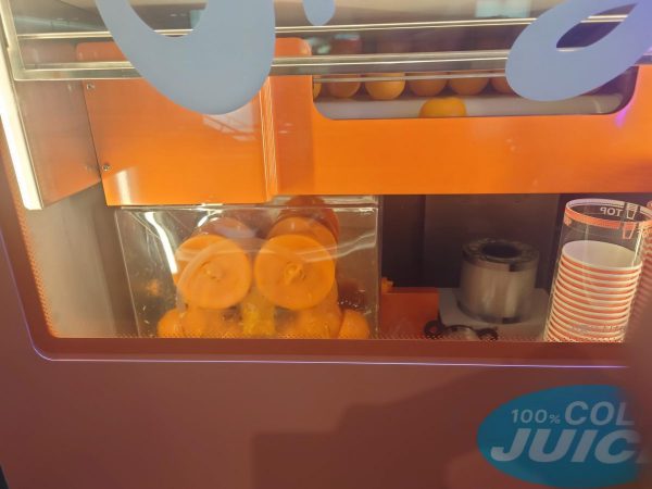 「Feed Me Orange」オレンジジュース自動販売機オレンジ絞り１