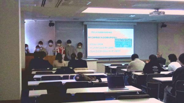 【写真】大阪成蹊大学での発表の様子。