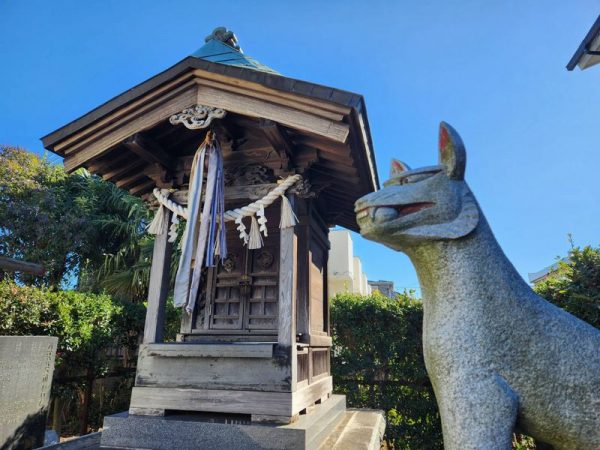 明治3年（1870年）に創建された「別雷神社稲荷神社」。別雷（わけいかずち）大神は雷を支配制御する神様。社殿の彫刻も美しく、写真映えスポットです！