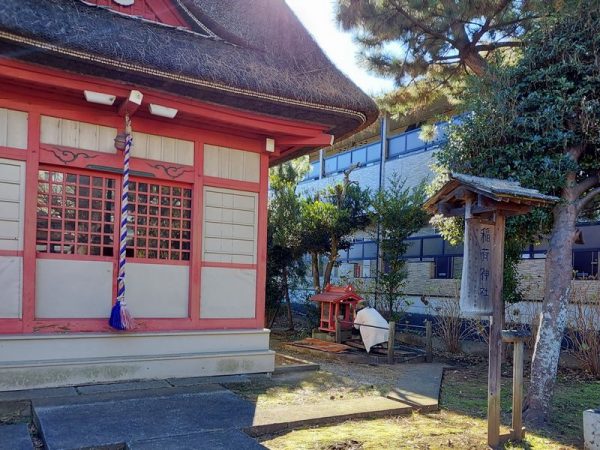 今谷上町の「稲荷神社」。茅葺屋根のオシャレな社殿で、写真映えスポットです！ その脇には弁財天もいらっしゃり…。