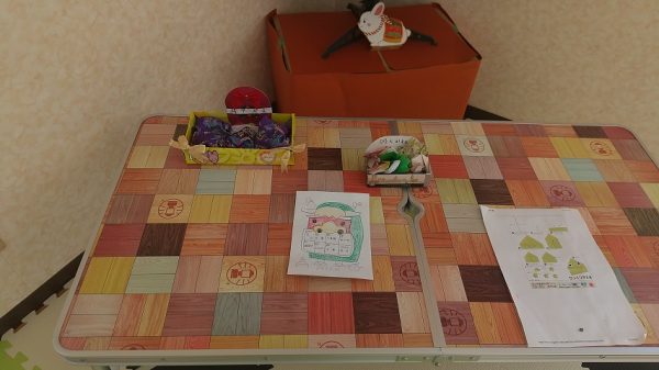 子どもスペースには、お手玉、折り紙、塗り絵があります