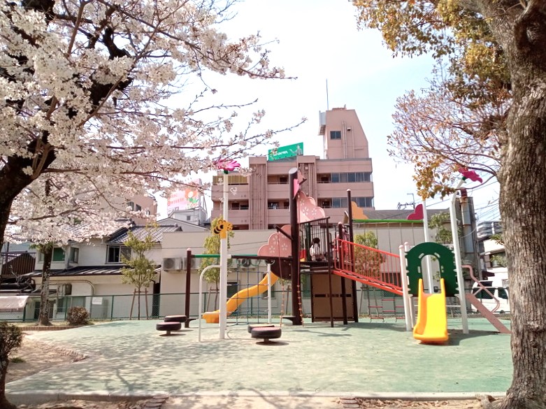 「池田駅前公園」は桜もキレイです。タイミングが合えばお花見ついでにショッピングできるかも