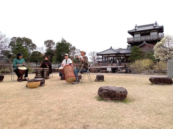 以前取材させていただいた「マナリ荘」のオーナーご夫妻がジャンベ（アフリカの太鼓）を演奏されていました