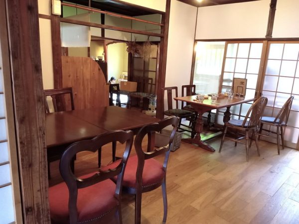 ほどよい重厚感に歴史を感じるテーブルやイスは京都のショップで購入されたそう