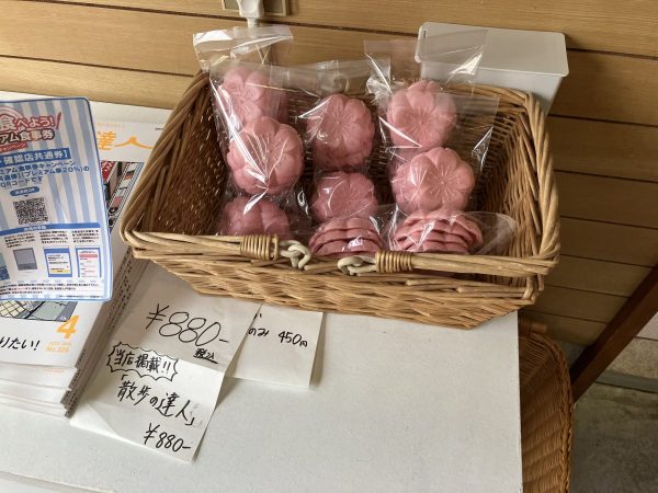 桜の形のお菓子も販売されていました。