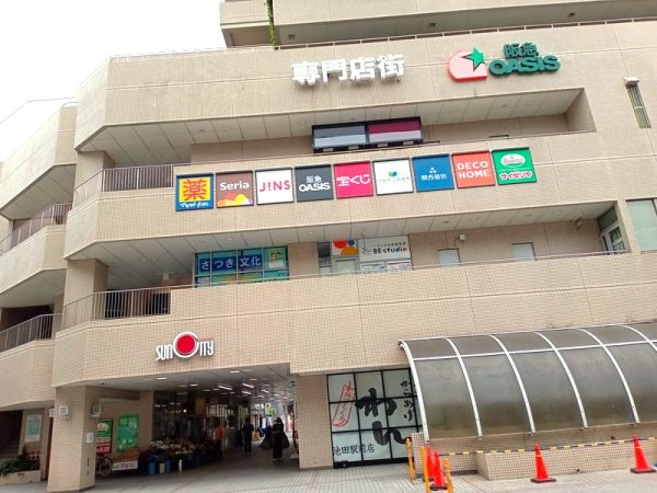 阪急電鉄「池田」駅直結の「サンシティ池田」。1階の通り抜けできるエリアに面しています