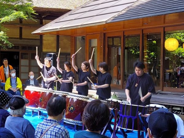 「回生の里太鼓隊東風（とうふう）」さんによる和太鼓の演奏で、勢いよくイベントがスタート！
