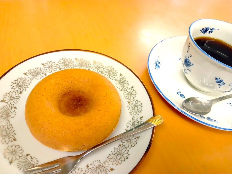 全粒粉の焼ドーナツはしっとりとした生地と控えめな甘さ。コーヒーによく合います