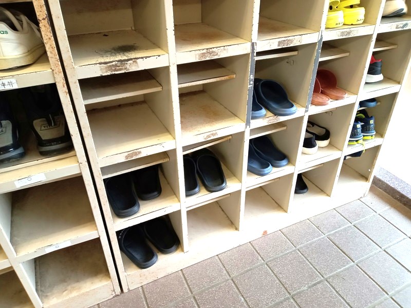 校舎の中へは靴を履き替えてから。来客用っぽいスリッパを選びましょう