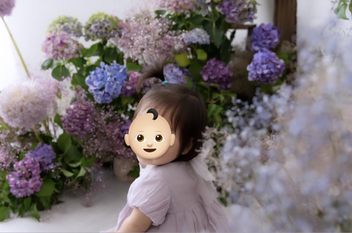 紫陽花撮影会で撮っていただいた１歳の娘。お花で溢れた素敵なおうちスタジオでした。
