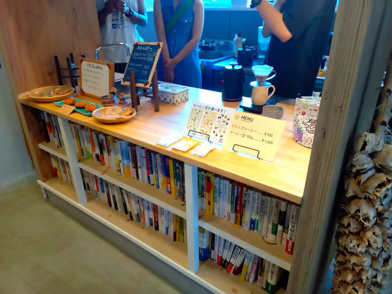 書庫の一角では『マナリ荘』のおからドーナツと『LiLo Coffee Roaster』のコーヒーの販売。完璧な布陣です
