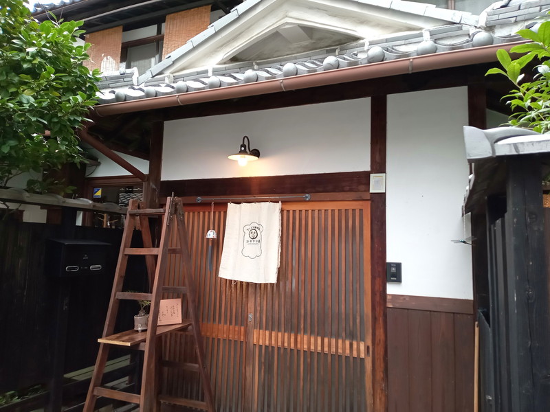 二軒隣りは手芸用品や日本茶が楽しめる「ヨモヤマ舎」。こちらもぜひ行ってみたい！
