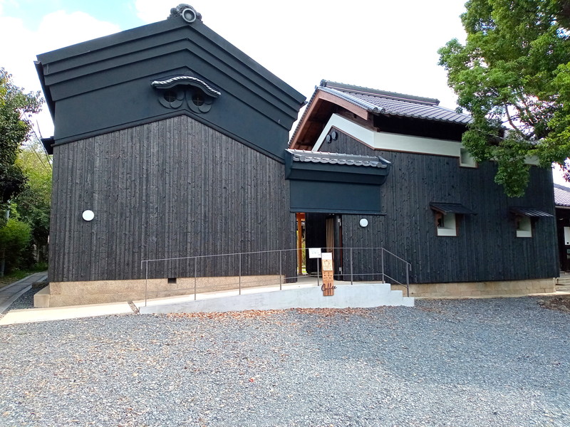 江戸時代から続く威風堂々とした日本家屋。カフェはこの中です