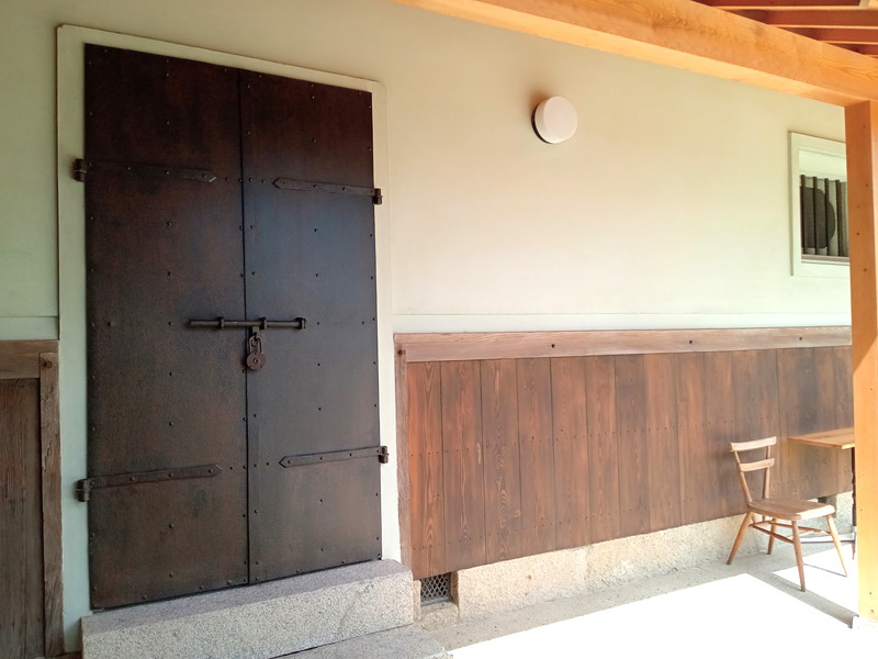 左手前には銅色の扉の「米蔵」