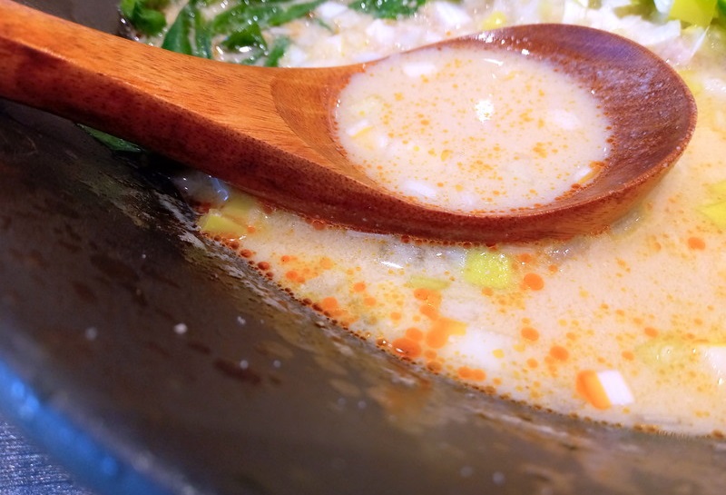 カツオと昆布の合わせ出汁に八角・桂皮・陳皮・山椒などの香辛料が合わさり、まさに薬膳スープ！