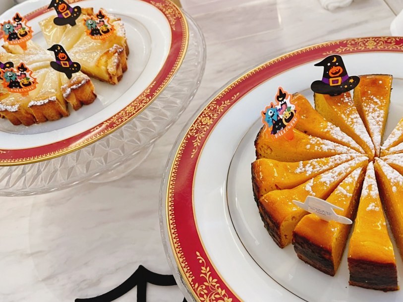 「洋ナシのタルト」と「かぼちゃの チーズケーキ」の2品