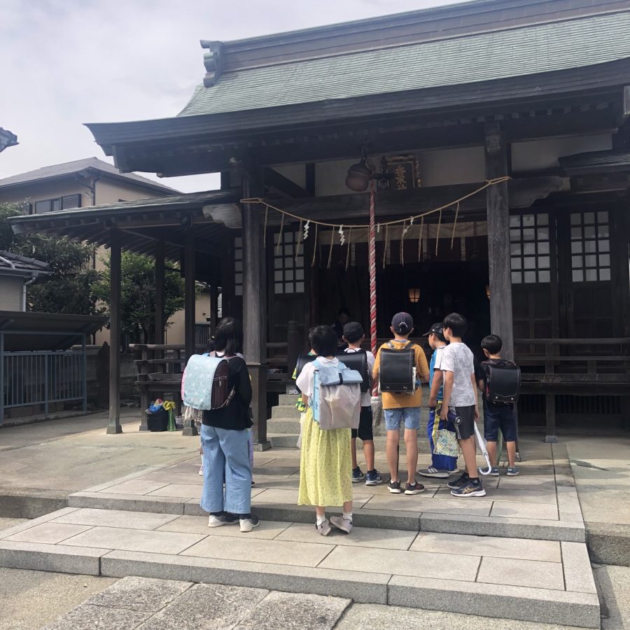 戸張香取神社で箏を聴く地元の小学生たち