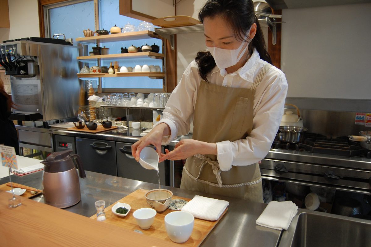 1煎目は日本茶インストラクターの石崎店主に入れていただきます。