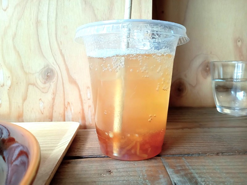 ゆずジンジャーティーソーダは「よく混ぜてからお飲みください」とのこと。柚子茶のトロッとした甘さをソーダですっきりと