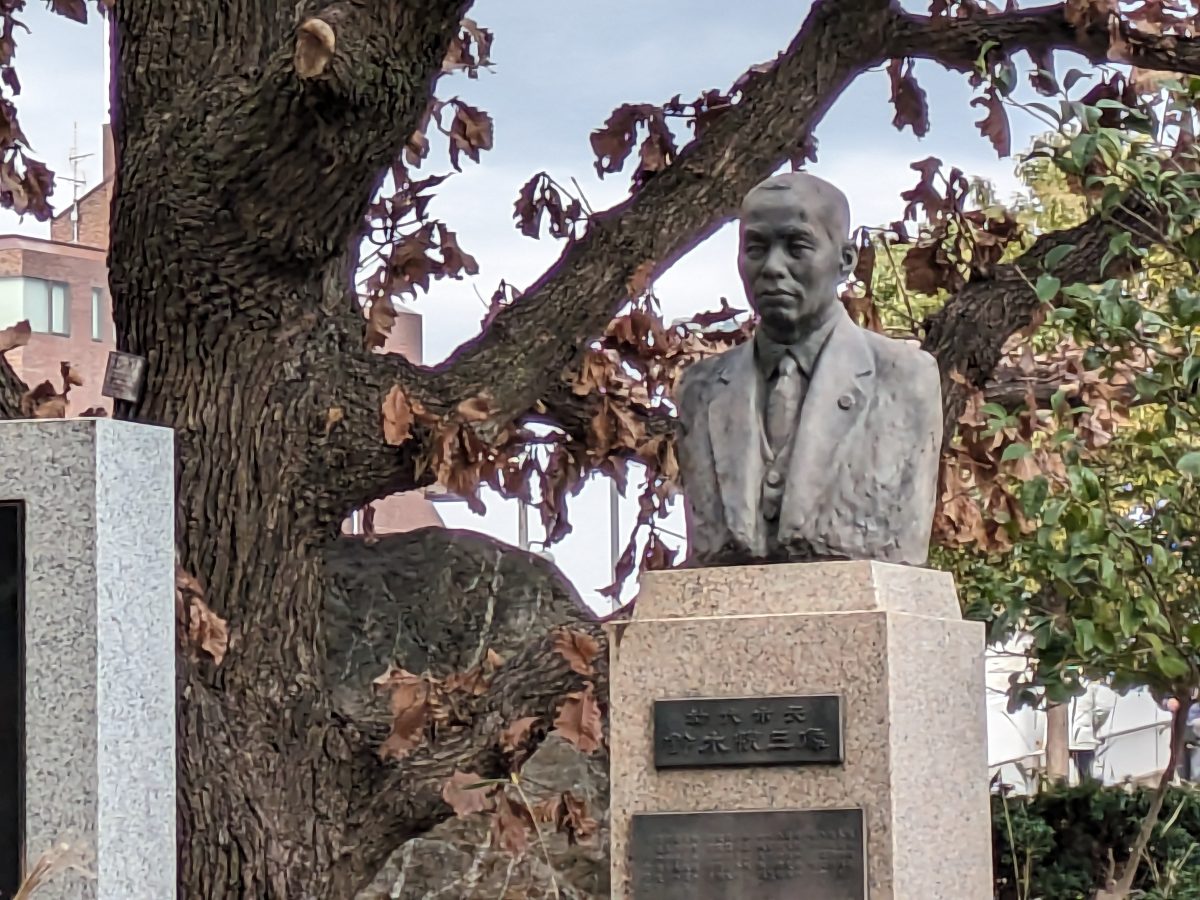 本庁舎前には初代の柏市長、鈴木悦三氏の銅像があります。