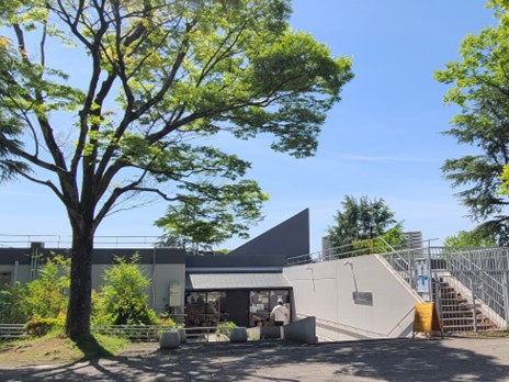 森の中の三角屋根が特徴的な「Design Ohasu Days」の建物