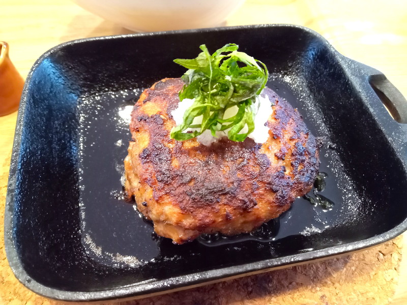 箕面の老舗店「肉のサンエイ」の国産肉を使用。南部鉄の鉄板で焼いたハンバーグは熱々で、肉々しい！