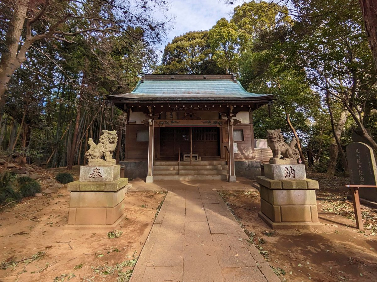 大室香取神社。左端に富士塚の登り口が写っています。