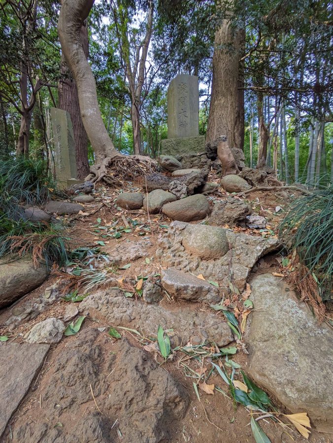 大室香取神社の富士塚。山頂には「浅間大神」の石碑があります。