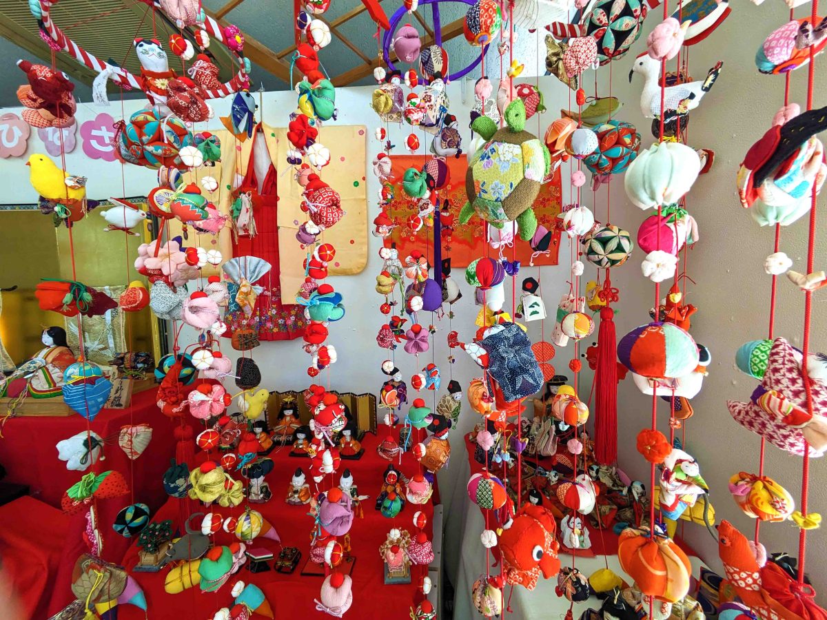 利根運河交流館でも「流山ひろがる和」さんのつるし飾りの展示が行われています。