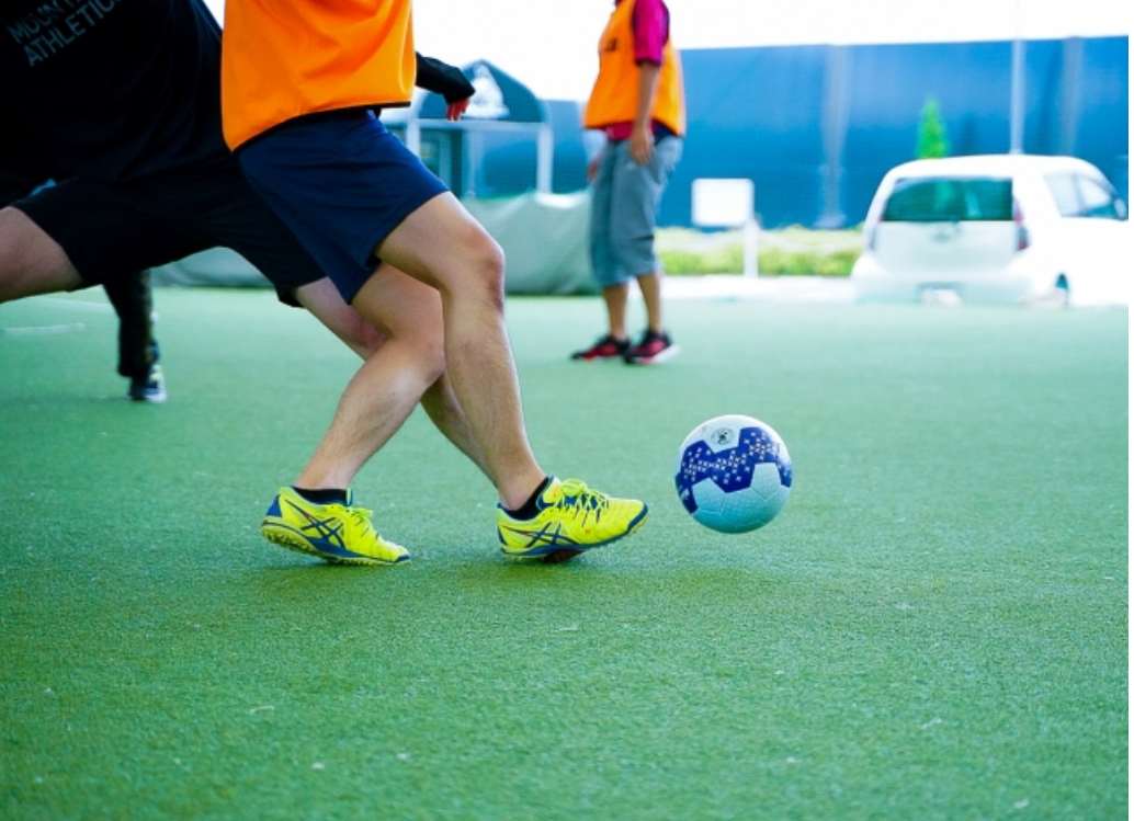 キレイな人工芝の上でサッカーを楽しみたい方はぜひご参加ください！