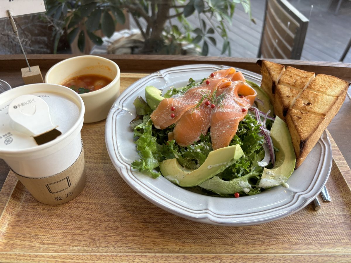 「麥乃」のボリューミーなサラダ。北海道産小麦のみを使った内麦食パンのトーストのおいしさは格別！ 5％オフの特典はイートインでも使えます