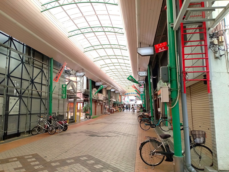 阪急電鉄「池田」から続くアーケード商店街。こちらを散策しながら進んで行くと