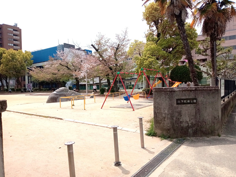 目の前には広々とした池田駅前公園。桜の木々にはまだ花がまばらに残っていました